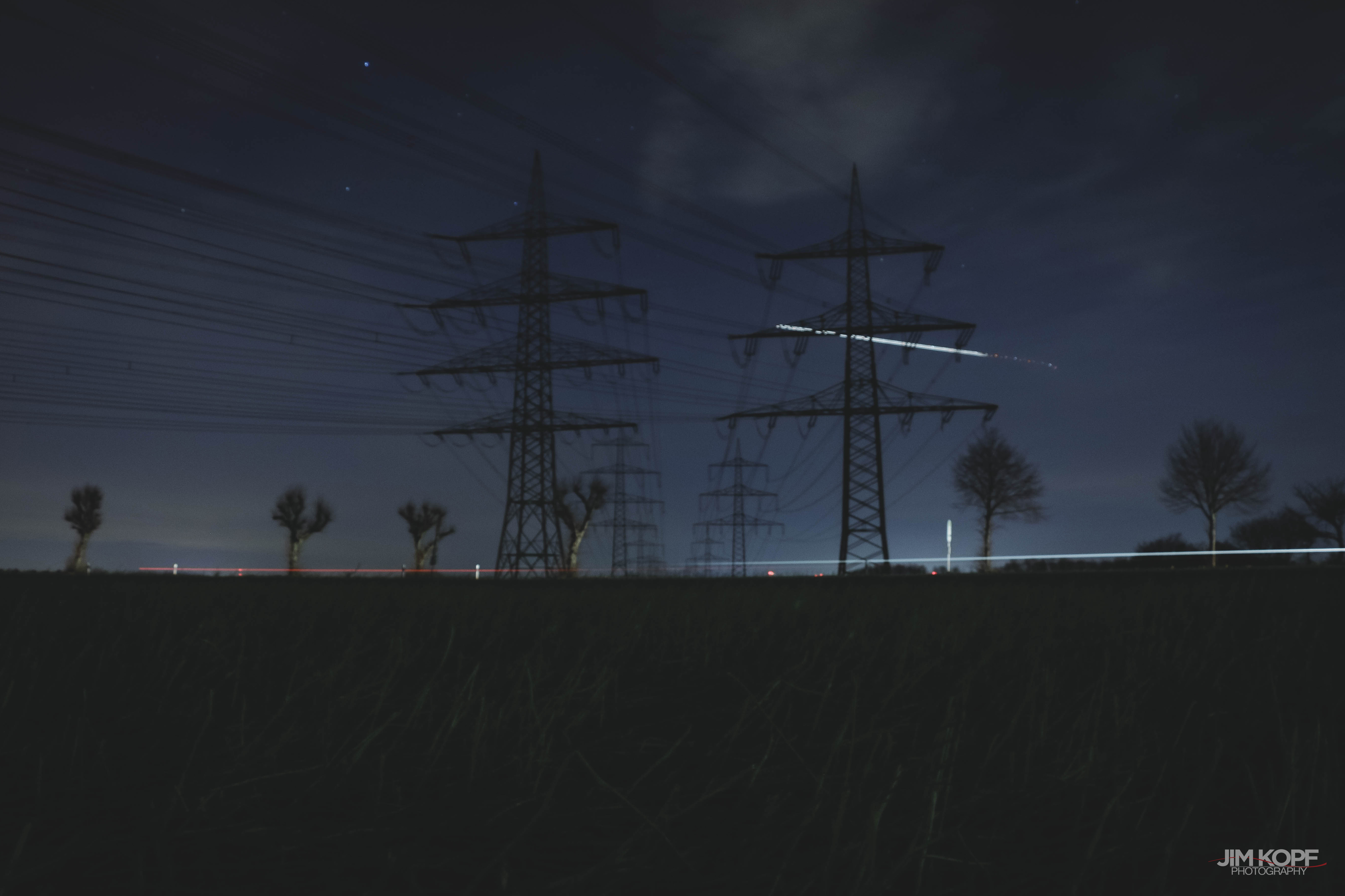 strommasten_feld_langzeit_belichtung_nacht_jim_kopf