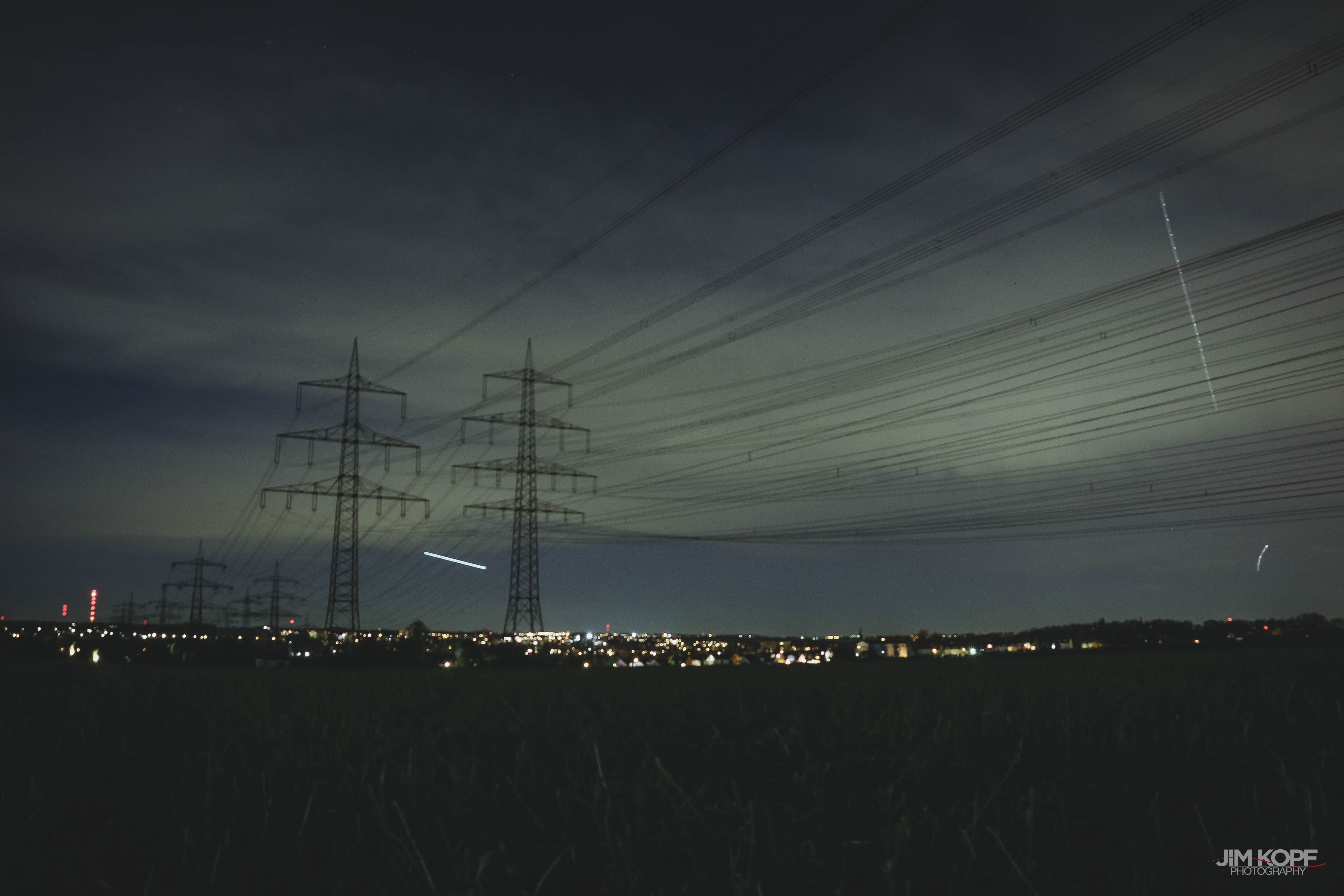 strommasten_feld_stadt_langzeit_belichtung_jim_kopf