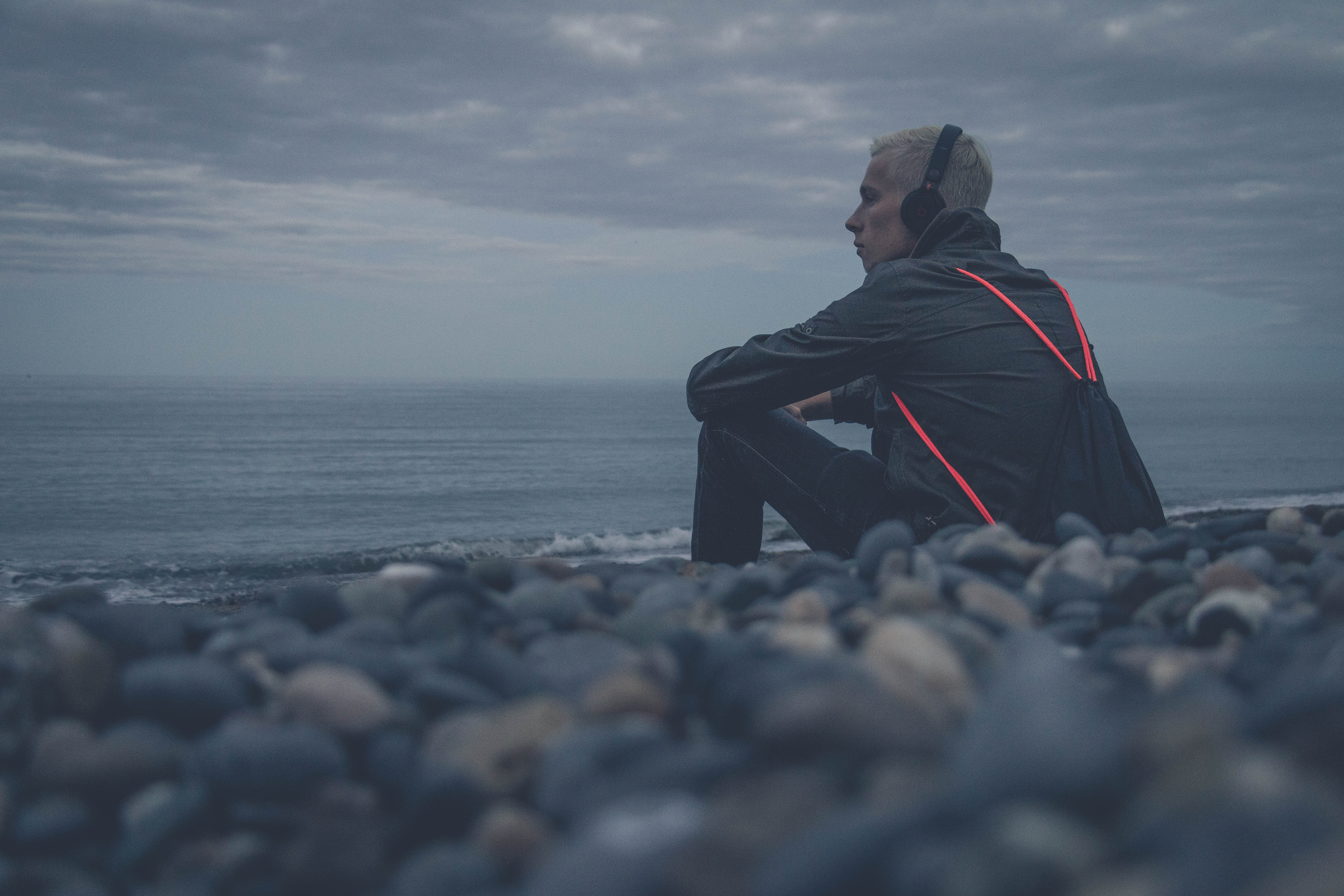 Boy_ocean_melancholy