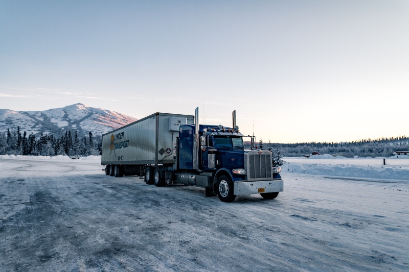 Ein Truck auf dem Dalton Highway in Alaska