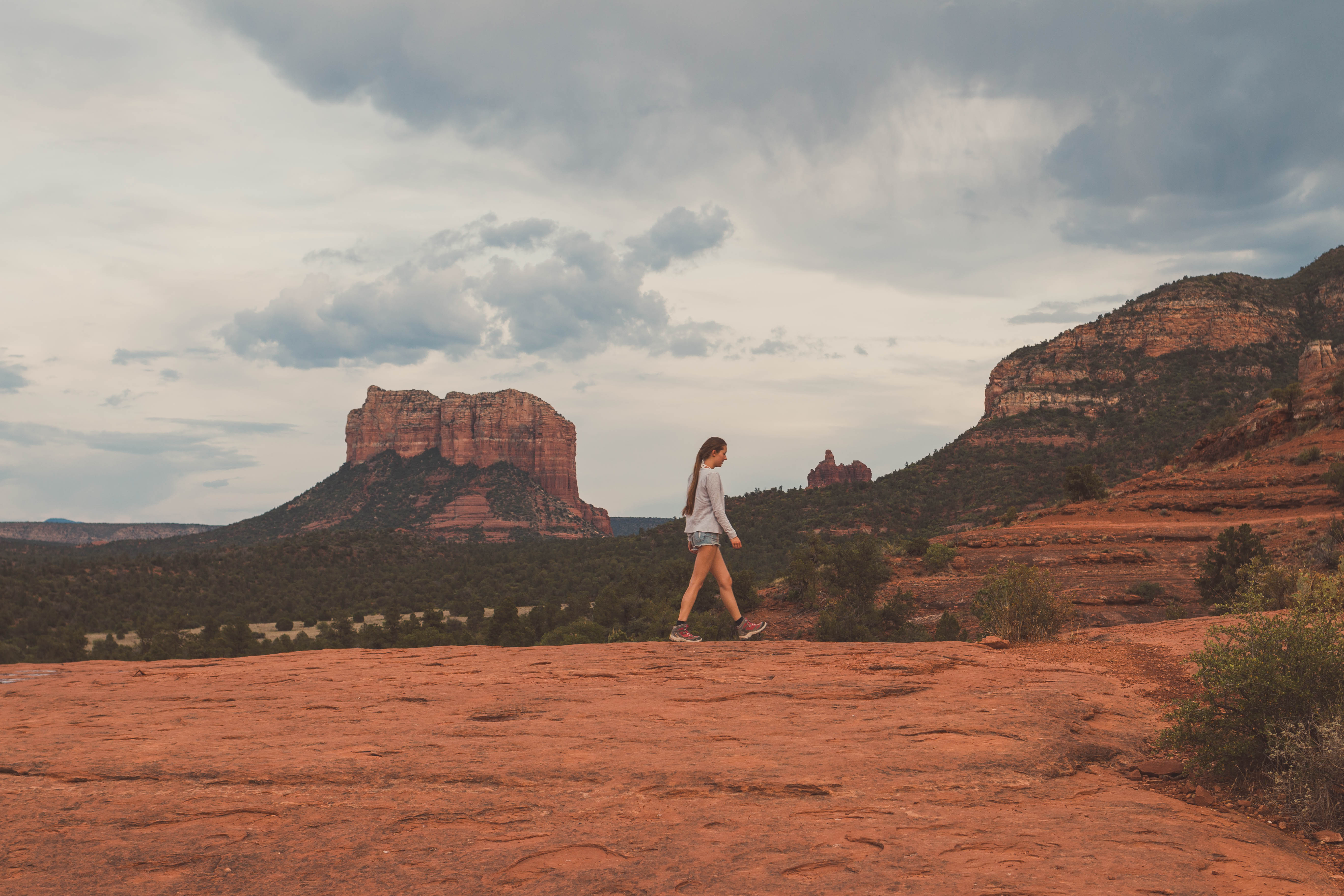 Junge Frau wandert im Sedona National Park in den USA