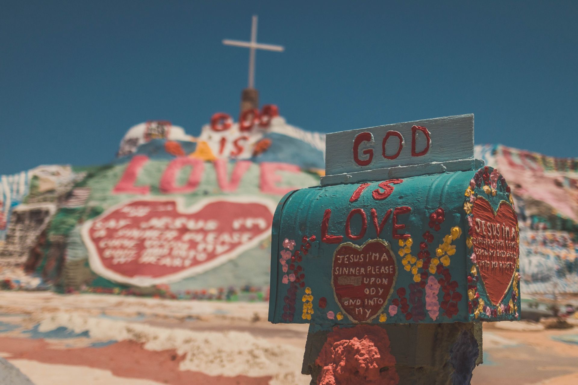 Botschaft an Gott am Salvation Mountain in Slab City