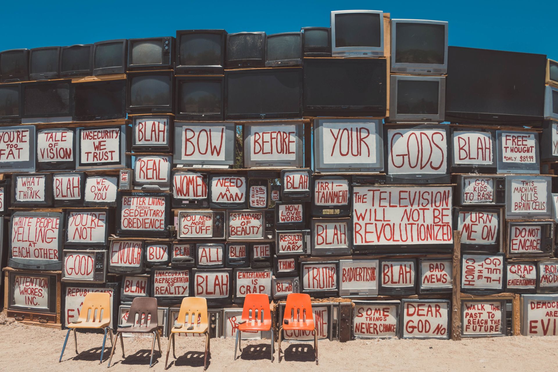 Fernseher mit Gesellschaftskritik in Slab City, Kunst