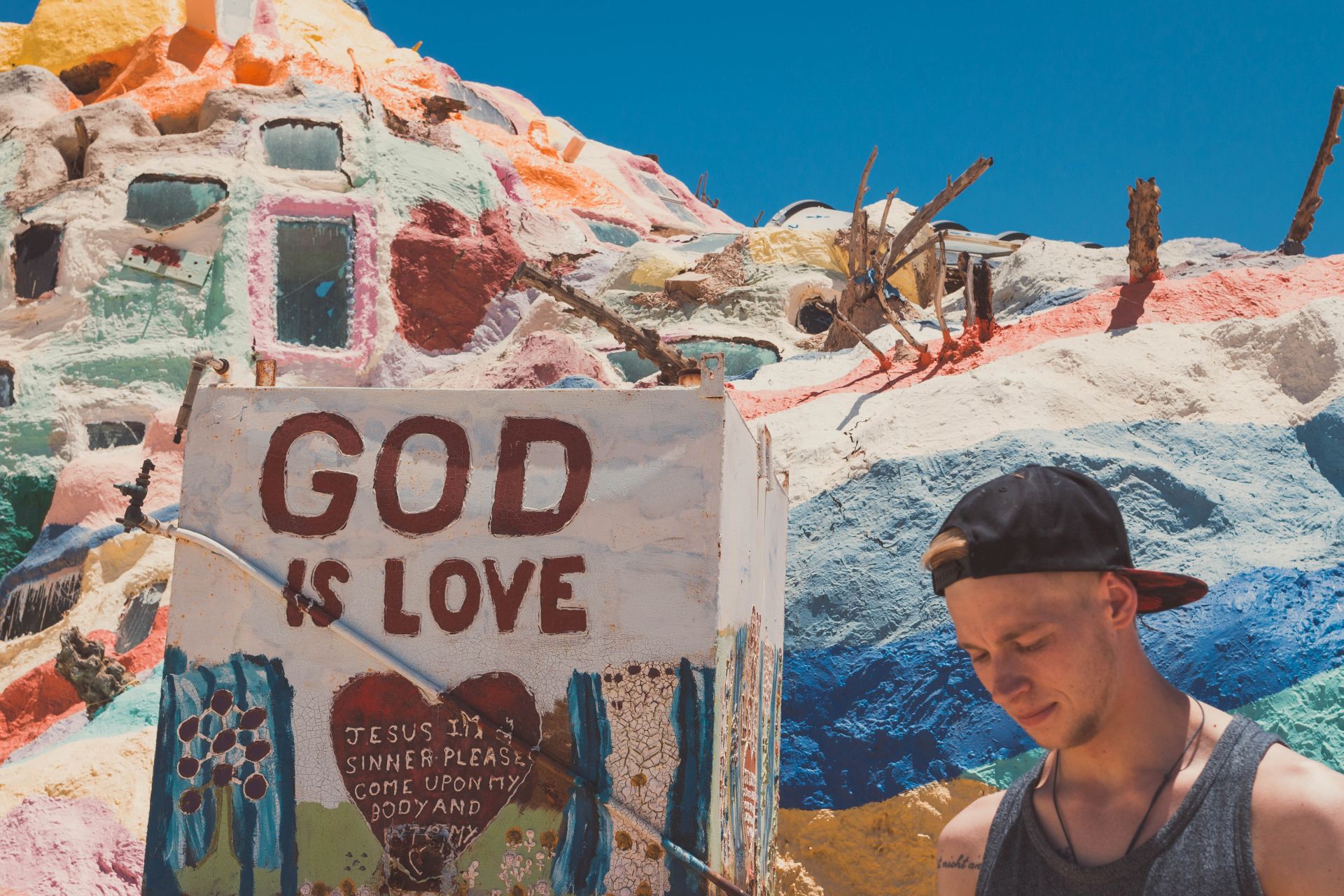 Junger Mann vor dem Salvation Mountain in Slab City
