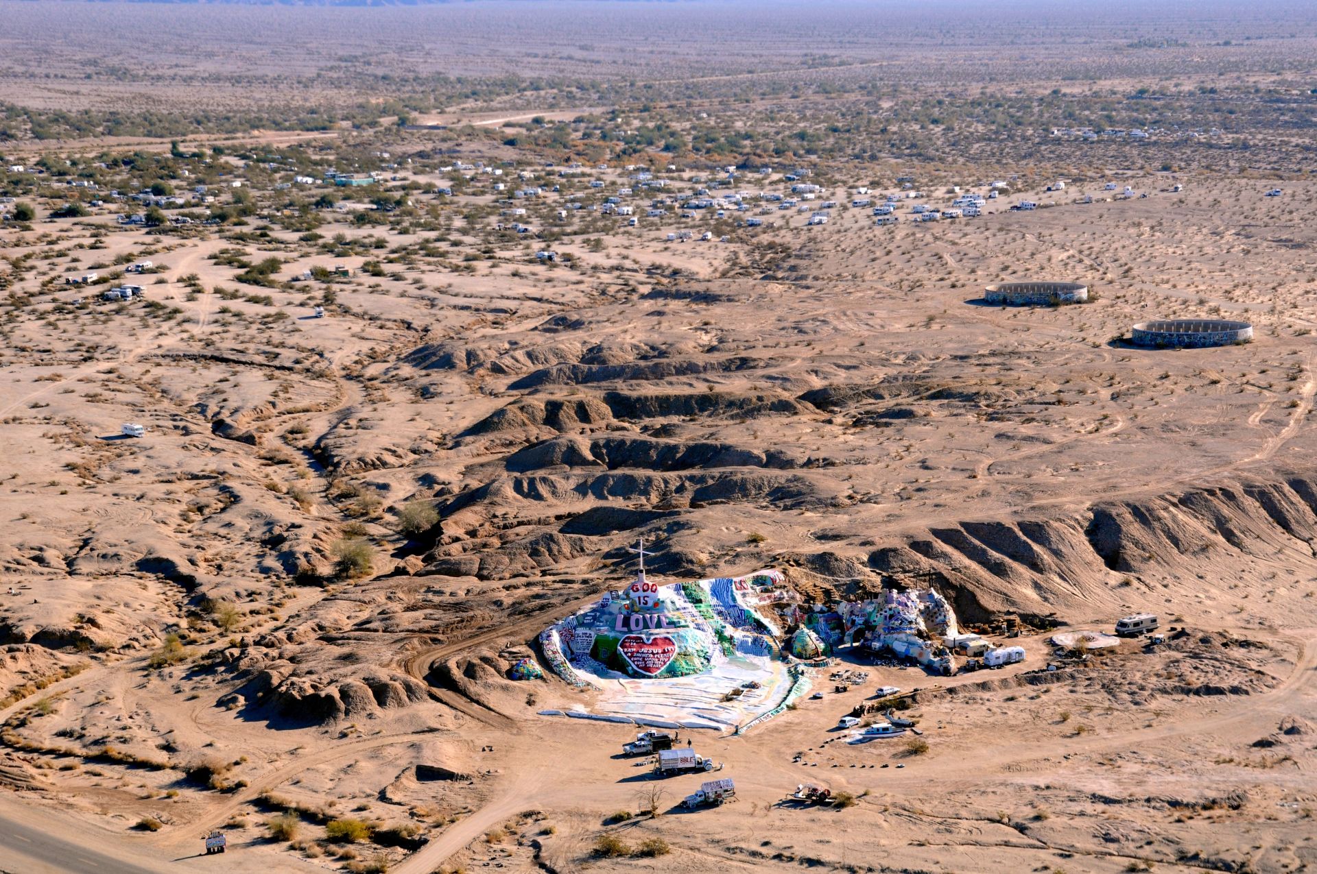 slab_city_salvation_mountain_luftbild.jpg
