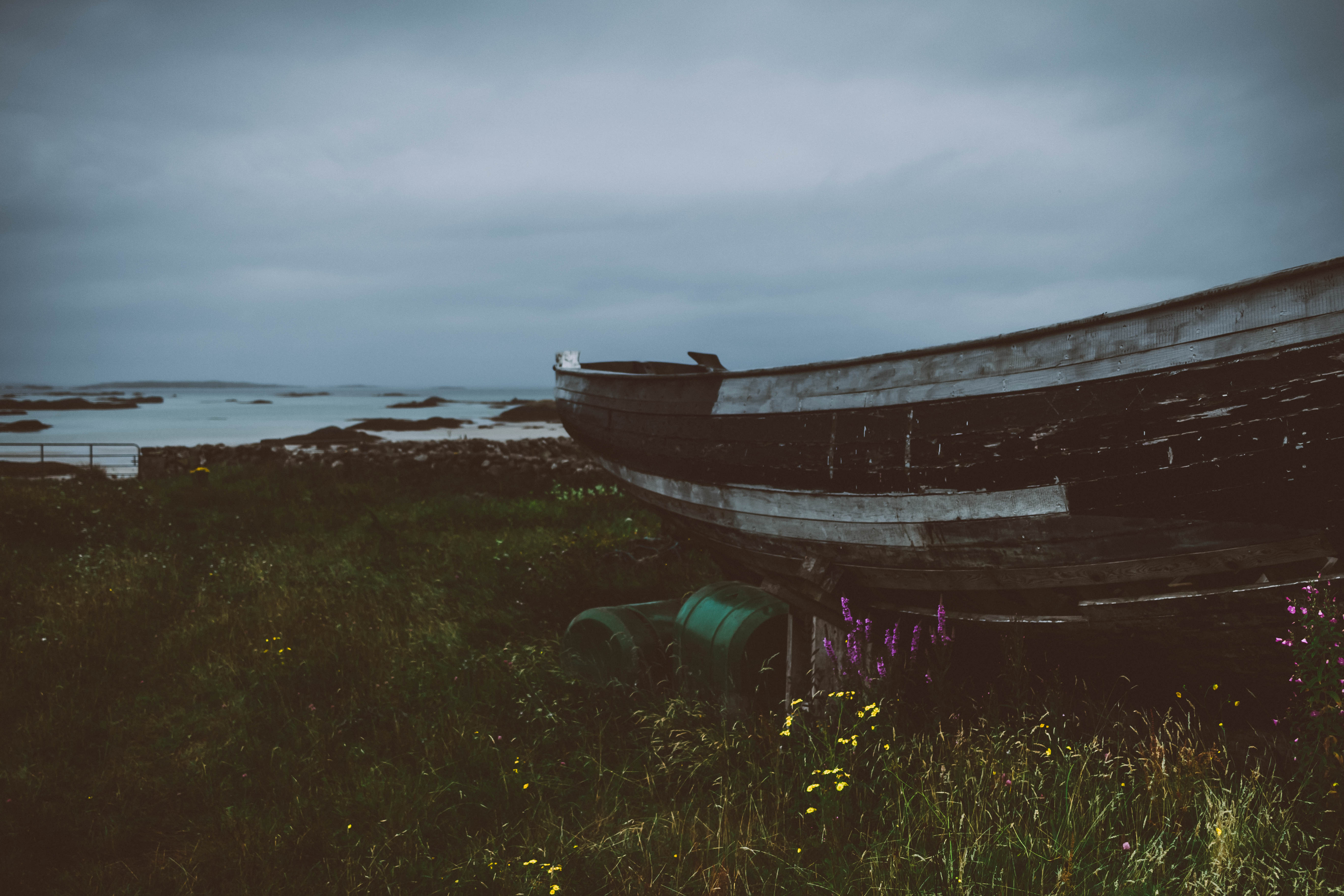 Wrack von einem Boot am Meer in Irland