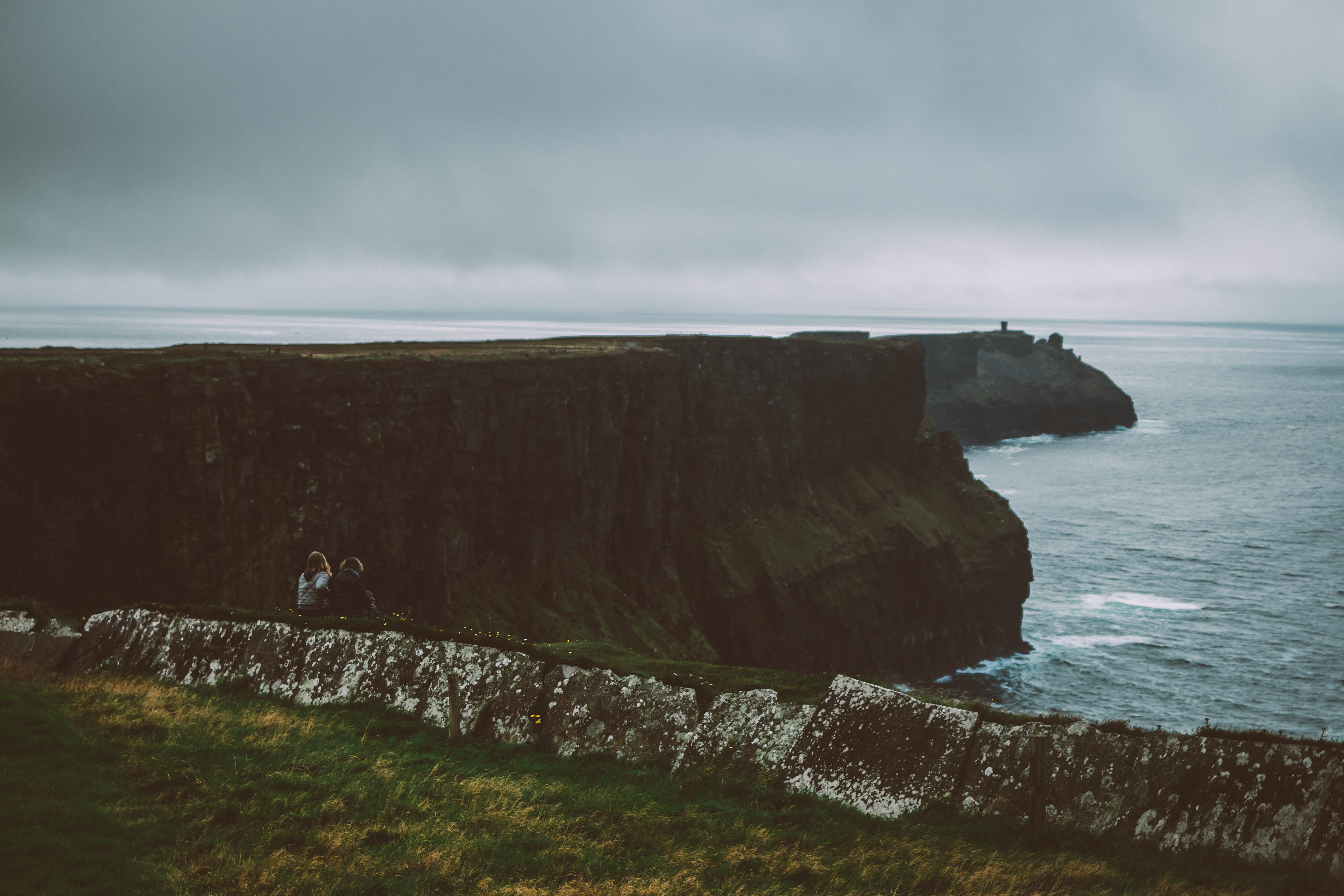 Tochter und Mutter an den Cliffs of Moher an der Küste Irlands