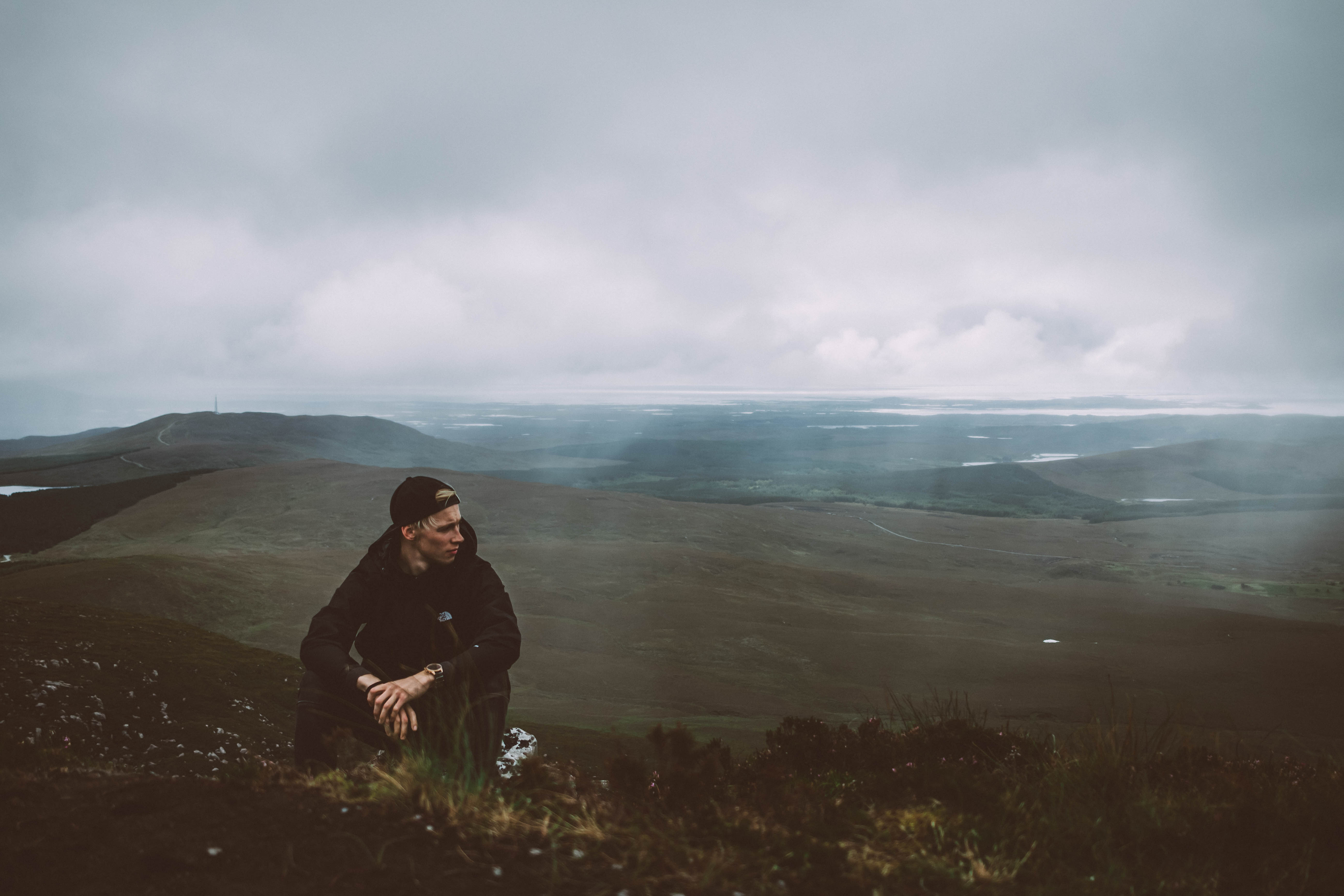 Junge auf einem Berg in Irland bei schlechtem Wetter
