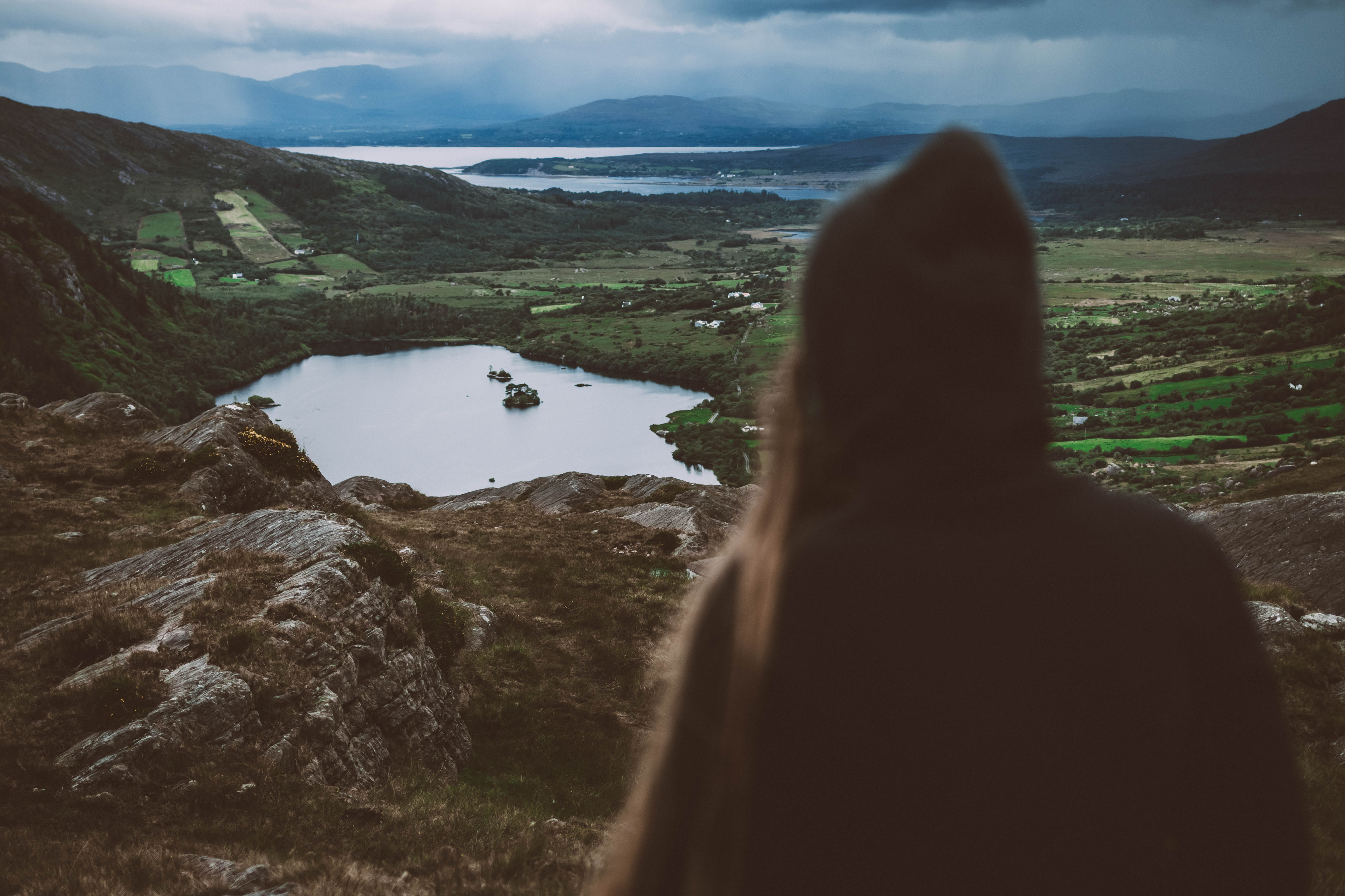 Junge Frau in der Landschaft in Irland