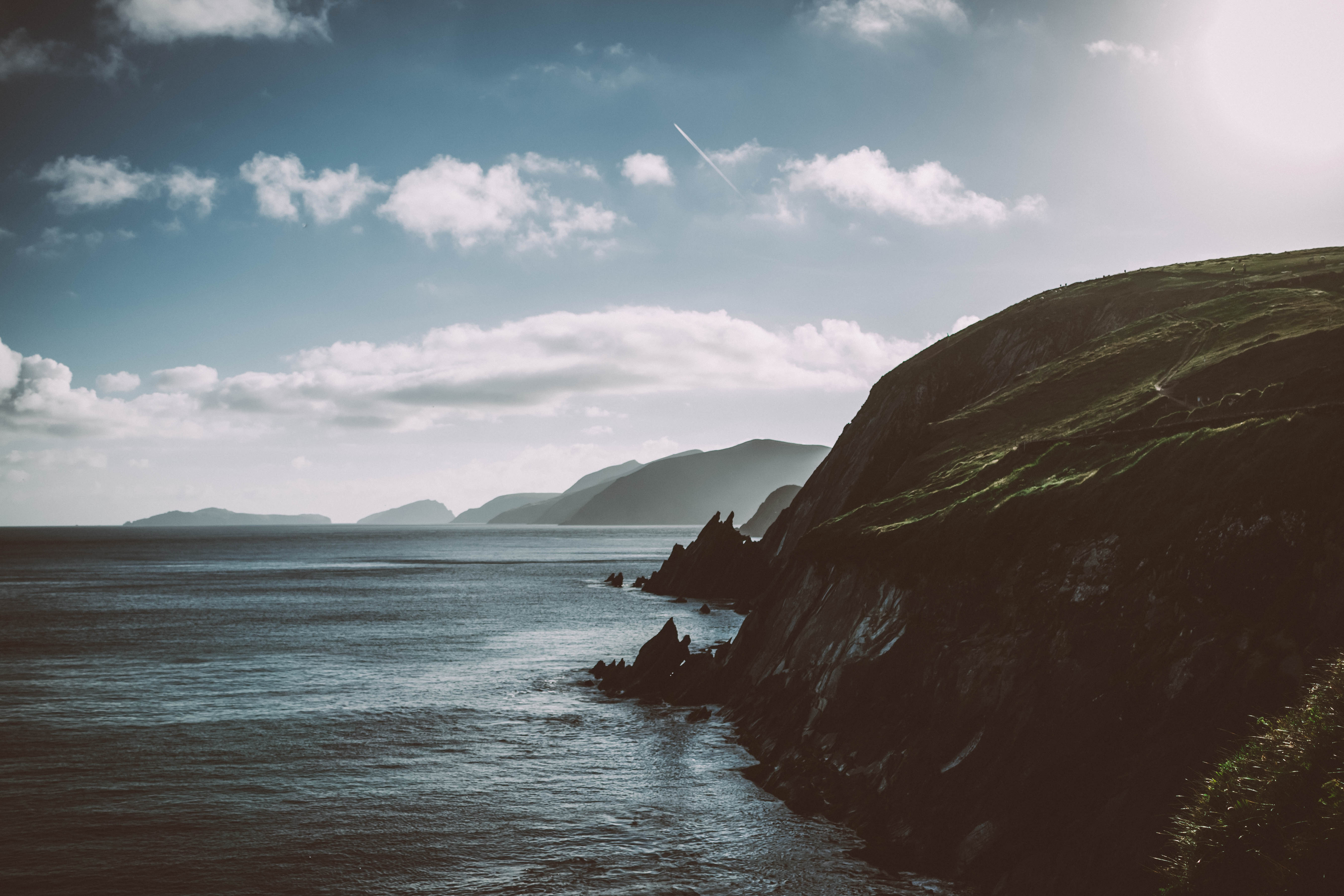 Die raue Küste Irlands am Meer