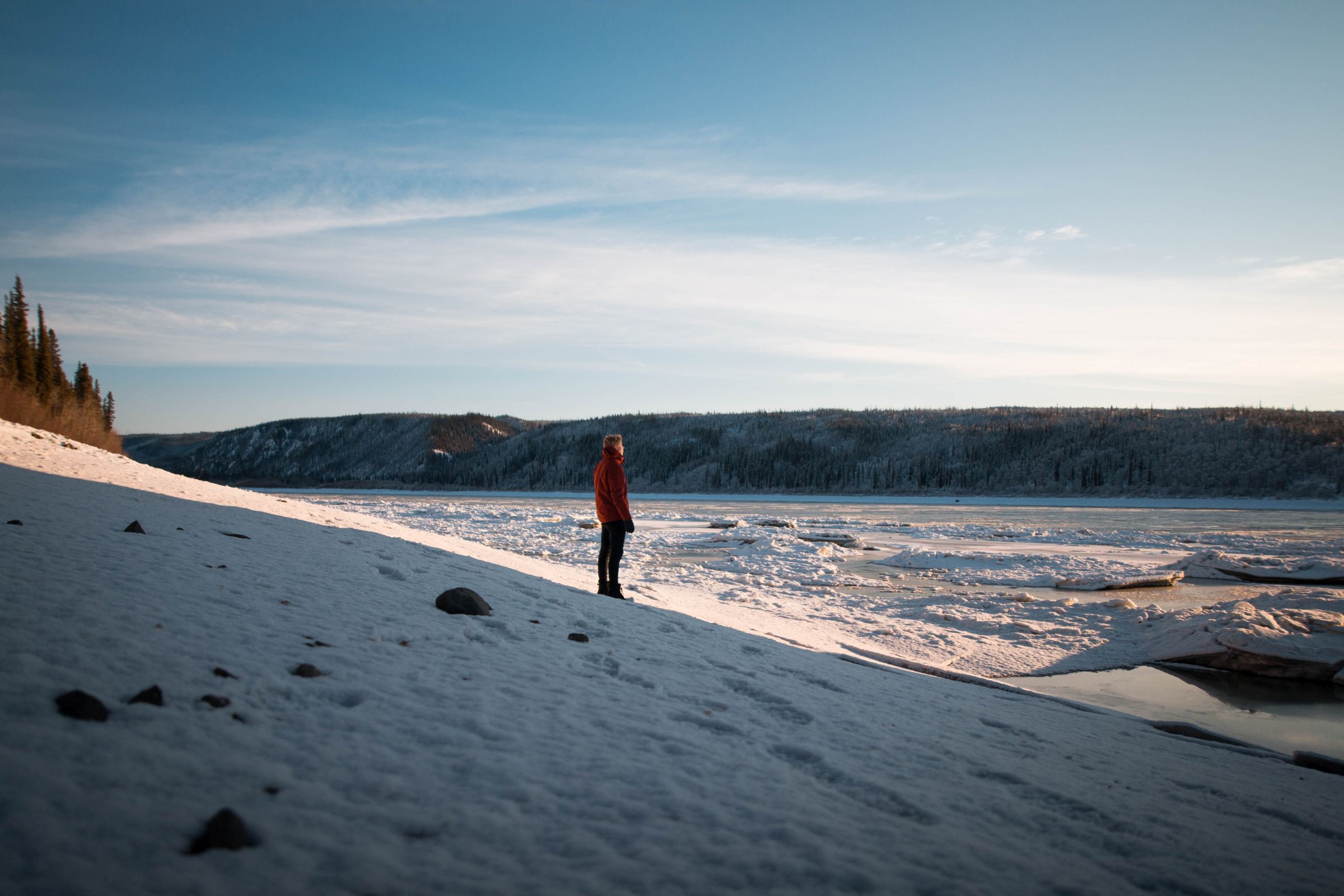Junger Mann alleine in der Natur in Alaska im Winter