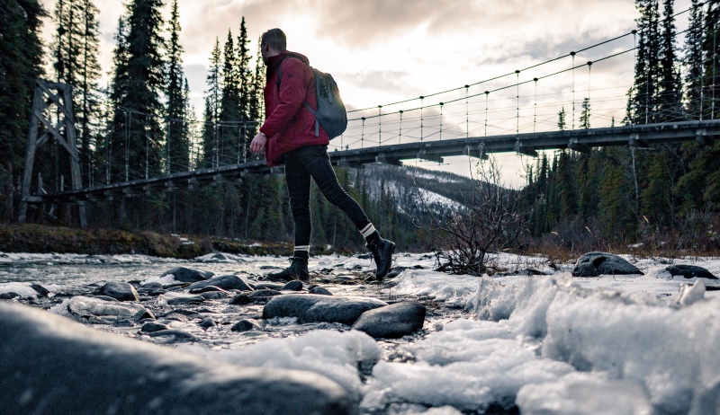junger Mann in Alaska auf Reise in der Natur